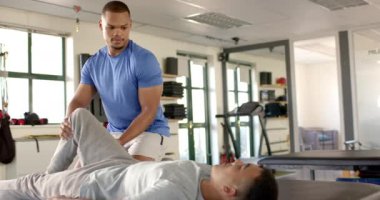 Bacak egzersizlerinde hastaya yardım etmek, rehabilitasyon sırasında fizik tedavi. fizyoterapist, fizyoterapi, sağlık, tıbbi, iyileşme, tedavi, değişmemiş, yavaş çekim