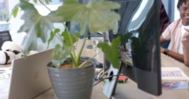 Modern ofisteki tablet ve dizüstü bilgisayarları kullanarak proje üzerinde işbirliği yapıyorlar. Takım çalışması, işbirliği, teknoloji, iş, çeşitlilik, profesyonel