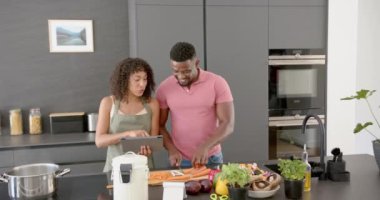 Modern mutfakta sebze doğramak, birlikte yemek hazırlamak. Yemek pişirme, yemek hazırlama, aşçılık.