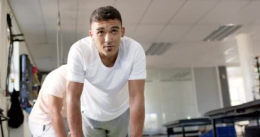 Rehabilitasyon merkezindeki adam terapistin yardımıyla şınav çekiyor. Fizik tedavi, fizyoterapi, egzersiz, sağlık, kas gücü, iyileşme, değişmemiş, yavaş çekim