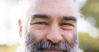 Sakallı, gülümseyen son sınıf öğrencisi arkadaşlarıyla dışarıda vakit geçiriyor. Yaşlılar, yaşlılar, arkadaşlık, sosyalleşme, mutluluk, boş zaman