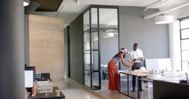 Modern ofiste tablet ve belgeler kullanarak iş görüşmeleri yapan farklı iş arkadaşları. takım çalışması, işbirliği, teknoloji, şirket, toplantı, tartışma