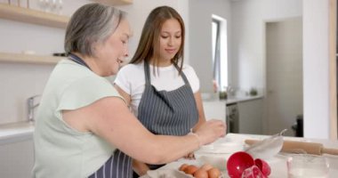 Malzemeleri hazırlamak, Asyalı büyükanne ve torunun mutfakta birlikte pişirmesi. aile, yemek pişirme, birliktelik, bağlanma, nesil, ev yapımı