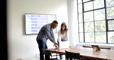 Proje detayları tartışılıyor, meslektaşlar ofiste dizüstü bilgisayar ve sunum ekranı kullanıyor. Toplantı, işbirliği, iş, takım çalışması, teknoloji, şirket