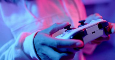 Video oyunu oynamak, elinde oyun kumandası olan genç bir kız, evde boş vakitlerin tadını çıkarmak. Oyun, teknoloji, eğlence, eğlence, hobi, rahatlama