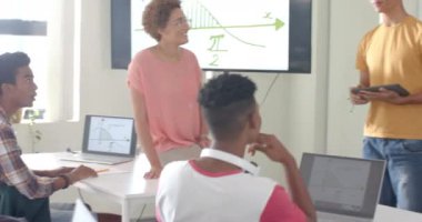 Matematik projesini sunan öğrenciler, lise sınıfında tablet ve beyaz tahta kullanıyorlar. Eğitim, teknoloji, öğrenme, sunum, öğretim, işbirliği