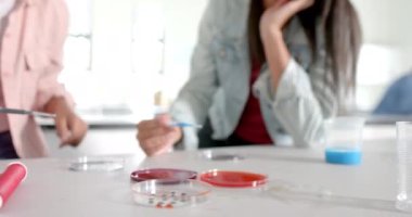 Lisedeyken, gençler petri kabı ve pipetle bilim deneyi yapıyorlardı. lab, biyoloji, kimya, araştırma, eğitim, öğrenciler