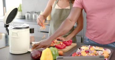 Birlikte yemek pişirmek, modern mutfakta sebze hazırlamak, sağlıklı yemeğin tadını çıkarmak. Sağlıklı beslenme, yemek hazırlama, takım çalışması, yaşam tarzı