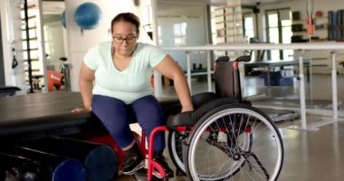 Rehabilitasyon merkezinde egzersiz, tekerlekli sandalyedeki kadın fizik tedaviye odaklanıyor. fizyoterapi, egzersiz, iyileşme, sağlık, hareketlilik, değişmeyen, yavaş çekim