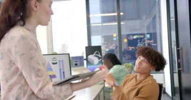 Proje, iş arkadaşları modern ofiste dizüstü bilgisayarla ve çizelgelerle işbirliği yapıyorlar. Takım çalışması, işbirliği, beyin fırtınası, toplantı, iş, strateji