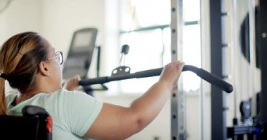 Engelli bir kadının rehabilitasyon için spor salonunda egzersiz yapması. Fitness, egzersiz, rehabilitasyon, egzersiz, güç, terapi, değişmemiş, yavaş çekim