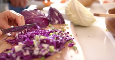 Kesme tahtasında mor lahana doğramak, mutfakta sebze hazırlamak. Yemek pişirme, sağlıklı, hazırlık, taze, aşçılık, yemek