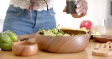 Baharatlı taze salata, kadın mutfakta ahşap kasede sağlıklı yemek hazırlıyor. Yemek, sağlıklı beslenme, malzemeler, gurme, sebze, hazırlık.