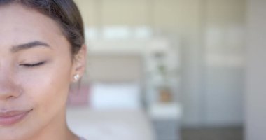 Küpeli, gülümseyen bir kadın, yakın plan, evinde dinlenen, fotokopi çeken bir kadın. Portre, yaşam tarzı, mutluluk, rahatlama, gündelik, mücevher