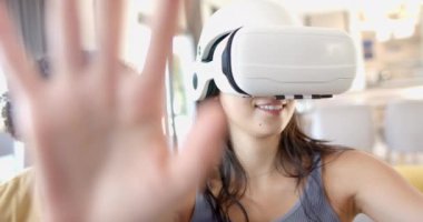 Sanal gerçekliğin tadını çıkaran bir kadın, yanında heyecanlı bir arkadaşıyla VR kulaklığı kullanıyor. teknoloji, oyun, eğlence, çeşitli arkadaşlar, heyecan, kulaklıklar