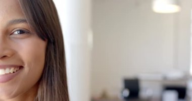 Ofiste, gülümseyen kadın pozitif çalışma ortamı gösteriyor, kopyalama alanı. İş, işyeri, takım çalışması, profesyonel, mutluluk, başarı