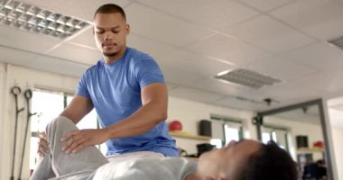 Bacak egzersizlerinde hastaya yardım etmek, rehabilitasyon sırasında fizik tedavi. Sağlık, fizyoterapi, terapi, iyileşme, destek, tedavi, değişmemiş, yavaş çekim