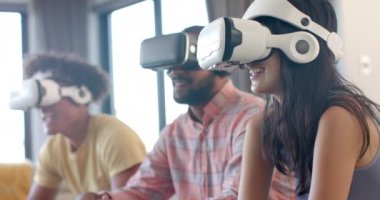 Evde, VR kulaklıkları kullanarak, farklı arkadaşlar içeride sanal gerçekliğin tadını çıkarıyorlar. Teknoloji, eğlence, eğlence, deneyim, daldırma, etkinlik