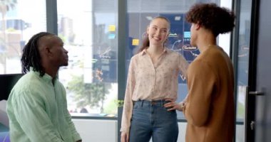 Ofiste işbirliği yapan üç meslektaşımız proje fikirleri ve stratejilerini tartışıyor. Takım çalışması, işbirliği, beyin fırtınası, iş, profesyonel, strateji