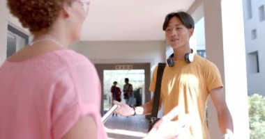 Lise koridorunda sosyalleşen bir arkadaşla, genç öğrencilerle konuşmak. Arkadaşlık, gençler, lise, gençlik, sohbet, eğitim