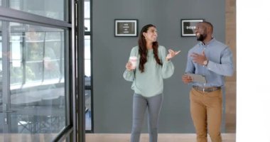 Ofiste yürürken, meslektaşlar kahve ve tablet tutarken iş tartışıyorlar. İş, takım çalışması, işbirliği, tartışma, teknoloji, şirket