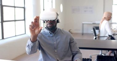 VR kulaklık kullanarak, modern ofisteki sanal nesnelerle etkileşime giren bir adam. Teknoloji, sanal gerçeklik, yenilik, dijital, etkileşimli, işyeri