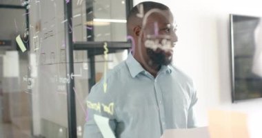 İş stratejisini sunmak, modern ofiste cam tahtaya yazı yazmak. planlama, toplantı, takım çalışması, yenilik, beyin fırtınası, sunum