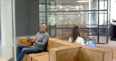 Modern ofiste iş birliği, iş arkadaşları iş için tablet ve laptop kullanıyorlar. İşbirliği, takım çalışması, teknoloji, iş dünyası, çalışma alanı, üretkenlik