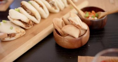 Tahta masada atıştırmalıklarla çay içip arkadaşlarla rahatlamak. Boş zaman, mola, içki, sosyalleşme, öğleden sonra, gündelik