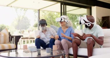 VR kulaklıkları kullanarak, kıdemli arkadaşlar sanal gerçeklik deneyiminin tadını çıkarıyorlar. teknoloji, yaşlılar, arkadaşlık, eğlence, eğlence, yaşlılar