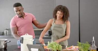 Birlikte yemek pişirmek, modern mutfakta taze sebzelerle yemek hazırlamak..