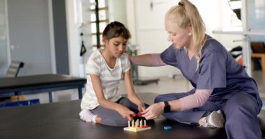 Serebral felçli bir kıza yardım etmek, rehabilitasyon terapisi sırasında fizyoterapist olmak. fizyoterapi, sağlık, tedavi, destek, iyileşme, ilerleme, değişmemiş, yavaş çekim