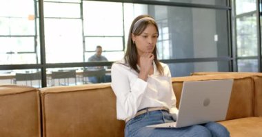 Dizüstü bilgisayarda çalışmak, iş kadını modern ofis ortamında koltukta oturmak. technology, workspace, professional, corporate, verimlilik, executive