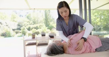 Fizik tedavi sağlıyorum, bakıcı evde egzersiz yaparken yaşlı kadına yardım ediyorum. yaşlılar, ev bakımı, rehabilitasyon, yardım, sağlık hizmetleri, destek