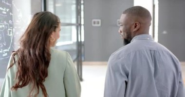 Modern ofis koridorlarında yürüyüp konuşmak, iş adamları. takım çalışması, işbirliği, iletişim, şirket, yönetici, tartışma