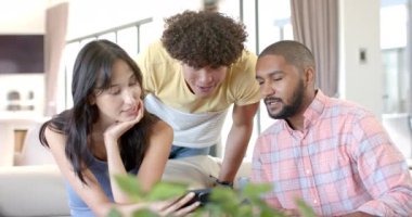 Evde, farklı arkadaşlar takılıyorlar, akıllı telefona bakıyorlar ve birlikte bir şeyler tartışıyorlar. Arkadaşlık, teknoloji, sosyalleşme, iletişim, birliktelik, bağlantı