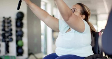 Tekerlekli sandalyede felçli bir kadın engelli rehabilitasyonu için egzersiz yapıyor. Fitness, egzersiz, adaptif, güç, egzersiz, sağlık, değişmemiş, yavaş çekim