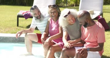 Havuzda dinlenmek, kıdemli arkadaşlar gülerek ve dışarıda konuşarak eğlenmek. Rahatlama, sosyalleşme, havuz kenarı, mutluluk, kahkaha, eğlence