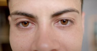 Kahverengi gözlü, ifadeye odaklanmış birinin yüzüne yakın çekim. Portre, detay, insan, duygu