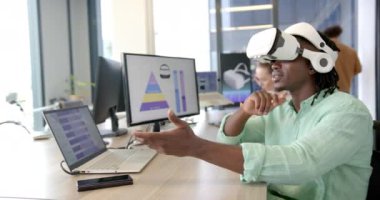 VR kulaklık kullanarak, adam modern ofisteki sanal arayüzle etkileşime geçiyor. Teknoloji, sanal gerçeklik, yenilik, dijital, çalışma alanı, etkileşim