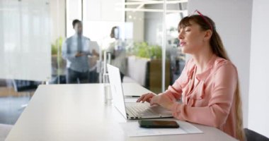 Masayı düşünmek, bilgisayarını ve akıllı telefonunu modern ofiste kullanan bir kadın, kopyalama alanı. İş, teknoloji, çalışma alanı, üretkenlik, şirket, çoklu görev