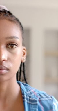 Dikey video: Evde, gülümseyen kadın mutluluk ve pozitiflik gösteriyor. Yaşam tarzı, neşeli, memnuniyet, yavaş çekim