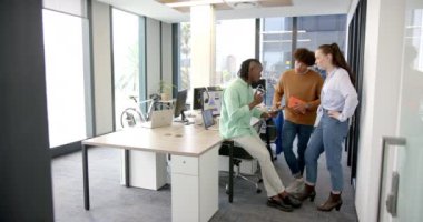 Modern ofiste işbirliği yapmak, çeşitli takımlar tablet ve belgeler kullanarak projeyi tartışmak. Takım çalışması, işbirliği, iş, toplantı, teknoloji, beyin fırtınası