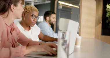 Proje üzerinde işbirliği yapmak, çeşitli meslektaşlar iş konuşmak ve ofiste dizüstü bilgisayar kullanmak. Takım çalışması, işbirliği, beyin fırtınası, üretkenlik, teknoloji, iş dünyası