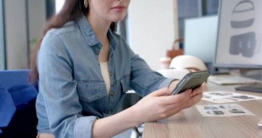 Akıllı telefon, kot gömlekli kadın ofis masasında VR kulaklıkla çalışıyor. Teknoloji, sanal gerçeklik, iş, modern, yenilik, aygıt