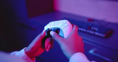 Video oyunu oynamak, elinde klavye olan bir kadın. Oyuncu, oyun, bilgisayar, teknoloji, elektronik, eğlence