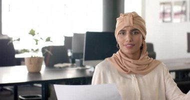 Gülümseyen iş kadını, modern ofiste elinde sunum için hazır bir belge tutuyor. profesyonel, kurumsal, kendinden emin, belgeler, toplantı, işyeri