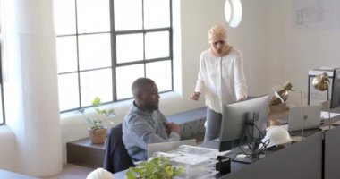 Projede işbirliği yapmak, meslektaşlar ofis masasında bilgisayarla iş tartışması. Takım çalışması, işbirliği, iş, toplantı, beyin fırtınası