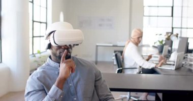 VR kulaklık kullanarak, adam modern ofisteki sanal arayüzle etkileşime geçiyor. Teknoloji, yenilik, sanal gerçeklik, dijital, etkileşim, iş