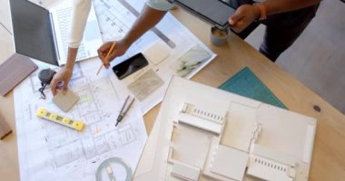 Mimari planlar üzerinde çalışmak, masada tablet ve kalem kullanan biri. Mimarlık, planlama, tasarım, taslak, çalışma alanı, yaratıcı